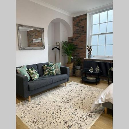 City Centre Entire Studio Apartment Chichester Buitenkant foto
