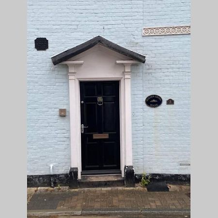 City Centre Entire Studio Apartment Chichester Buitenkant foto