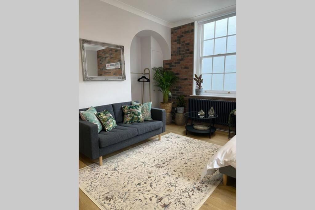 City Centre Entire Studio Apartment Chichester Buitenkant foto